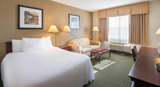 Двухместный номер Standard Ramada by Wyndham Thunder Bay Airlane Hotel