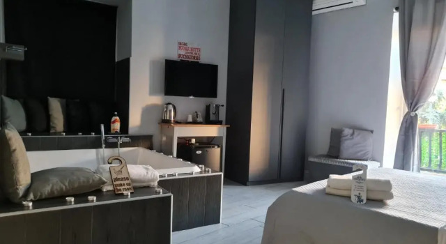 Полулюкс ESPOSITO PLAZA- ROOMS & SUITE