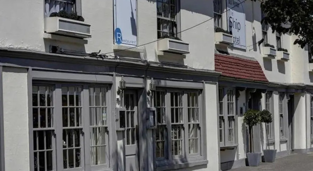 Кровать в общем номере Best Western Ship Hotel