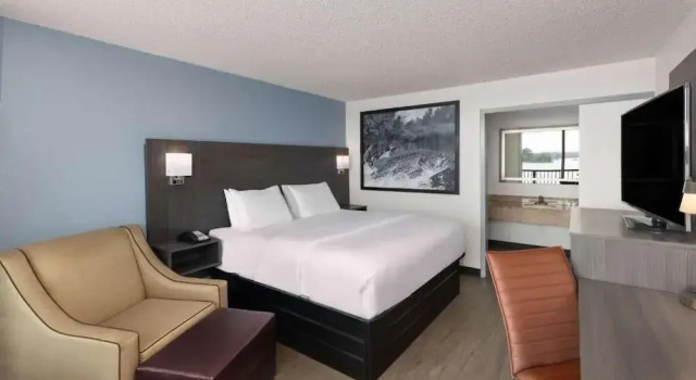 Двухместный номер Standard с балконом Super 8 by Wyndham Riverside AL