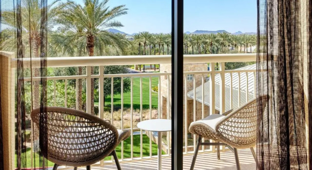 Четырёхместный номер Standard с красивым видом из окна JW Marriott Phoenix Desert Ridge Resort & Spa