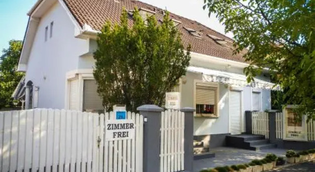 Czinger Vendégszobák, Book Hotel Hoteller i Western Transdanubia med parkering, Parkering