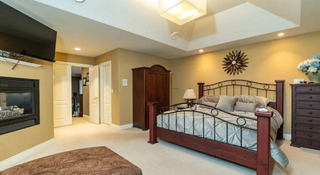 Номер Luxury Cedar Manor Bed and Breakfast