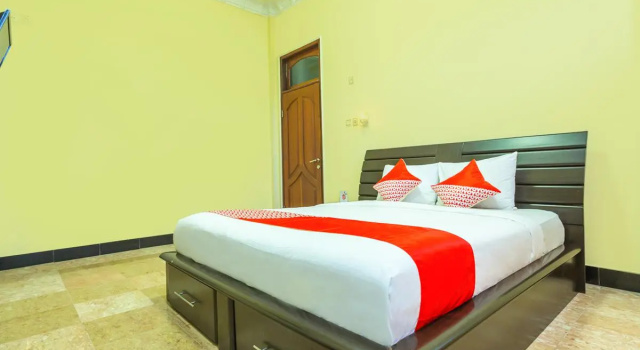 RedDoorz at Senaz Guesthouse Mataram, Book Hotel Hotels in Lombok with Parking, Parking