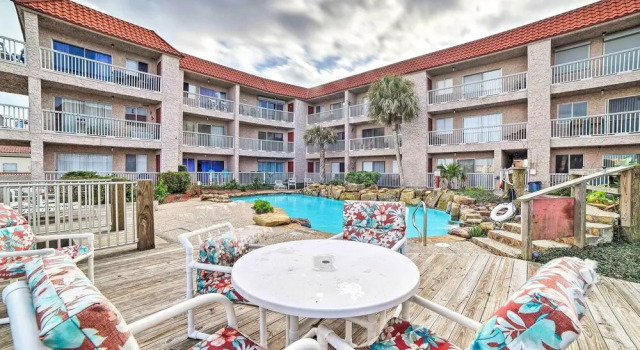 Апартаменты c 1 комнатой с балконом Coastal Condo w/ Dock Access, 2 Miles to Beach!