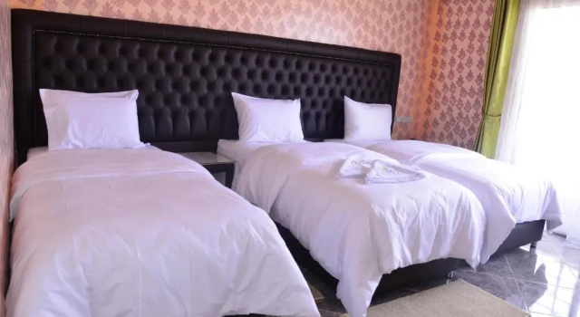 Трёхместный номер Standard Hôtel Hadaik Ain Asserdoune