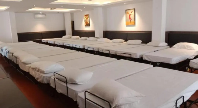 Кровать в общем номере Hotel Rajadhani