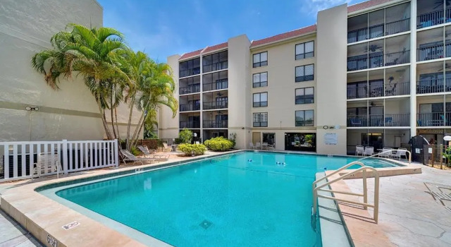 Siesta Key Beach - 2 Bedroom - 3 Beds - 3 Bathroom Duplex with Heated Swimming Pool, Забронировать Отель Отели Сиеста-Ки с парковкой, Парковка