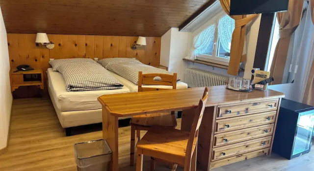 Standard Neljän hengen huone parvekkeella Hotel Adonis