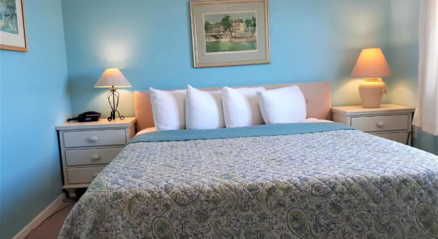 Sandpeddler Inn and Suites, Забронировать Отель Отели в центре Райтсвилл-Бич, в центре