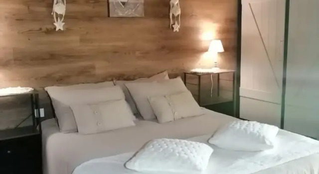 Люкс LAPAUSEDEGOUT piscine chambres climatisées terrasse table dhôtes