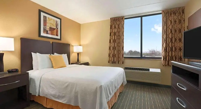 Номер Standard Days Hotel by Wyndham University Ave SE