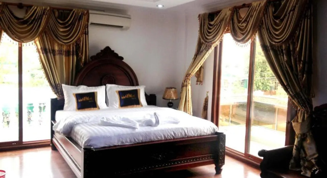 Номер Standard с балконом Emerald BB Battambang Hotel