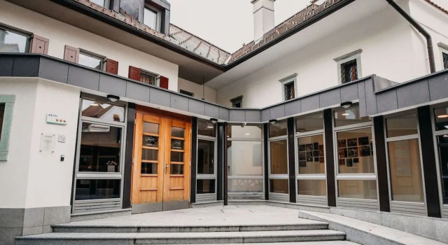 Dvor Jezeršek Brnik