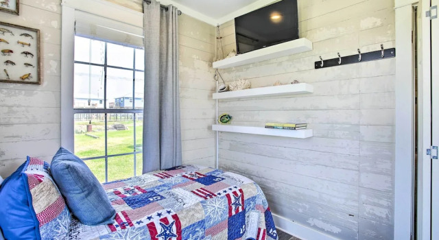 Pet-friendly Surfside Beach Home w/ Deck & Grill, Book Hotel Hoteller i Surfside Beach med parkering, Parkering