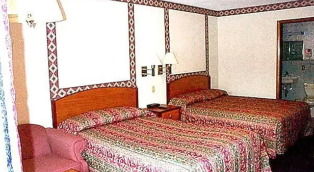 Четырёхместный номер Deluxe Wesley Inn & Suites