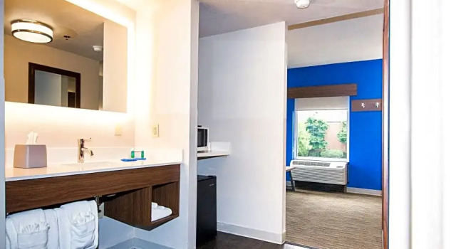 Четырёхместный люкс Holiday Inn Express Hotel & Suites Nashville Brentwood 65S