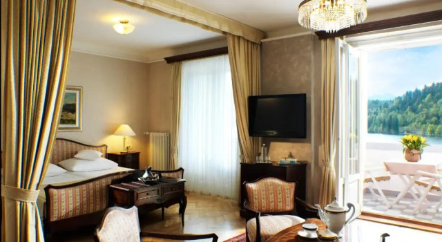 Люкс с балконом и с видом на озеро Grand Hotel Toplice - Small Luxury Hotels of the World