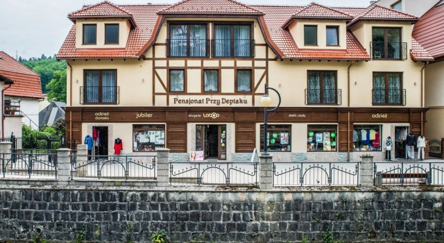Pensjonat Przy Deptaku w centrum Polanicy Zdrój, Забронировать Гостевой дом Отели Поляница-Здруй с парковкой, рядом с Polanica Zdroj Train Station, Парковка