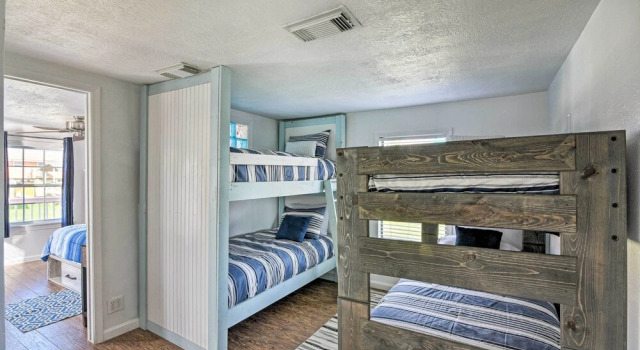 Коттедж 'the Spicy Crab' Freeport Home w/ Beach-view Deck!