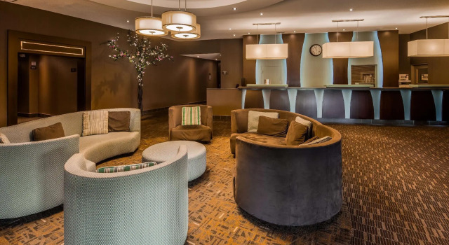 Кровать в общем номере Best Western Plus Guildwood Inn