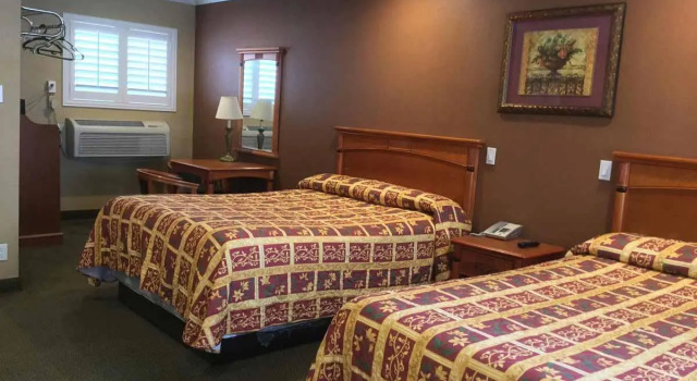Четырёхместный номер Standard Bevonshire Lodge Motel