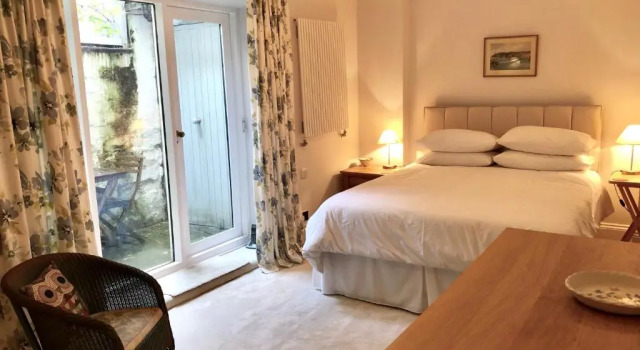 Апартаменты Garrard's Retreat - 1 Bedroom with marble floors & patio