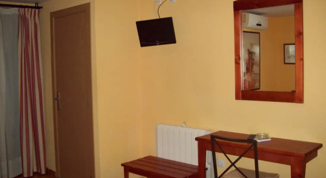 Двухместный номер Standard с балконом Hostal Restaurante Puerta del Alcázar