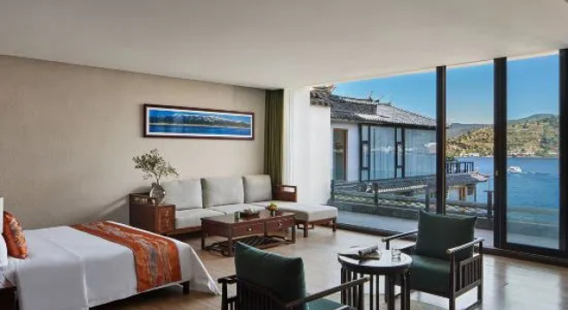 Двухместный люкс Deluxe с балконом и с видом на море Muhaitingfeng·Banshan Seaview Hotel (Dali Jinsuo Island Branch)
