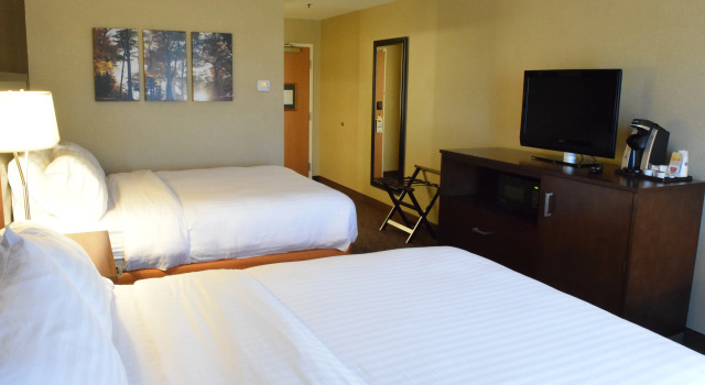 Holiday Inn Express Hotel & Suites Watertown - Thousand Islands, Varaa Hotelli Hotellit New York State uima-altaalla, Uima-allas
