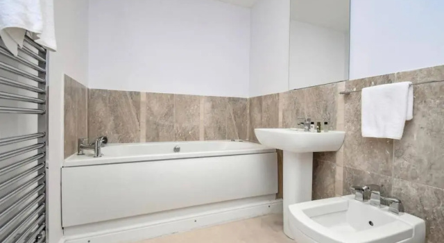 Коттедж Luxury 4 Bedroom 3 Bathroom House- Sleeps up to 8 - Free Parking, Balcony, Private Garden, Super-Fast Wifi and SmartTVs with Netflix by Yoko Property
