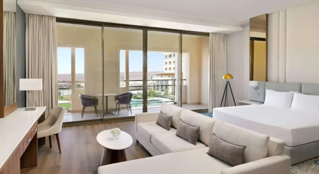Двухместный полулюкс с видом на бассейн Mövenpick Hotel Waad Al Shamal