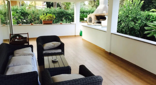 Lovely 60sqm Apartment With Balcony and View of the Pine Forest, Boek Appartement Hotels in Lazio met parkeren, Parkeren