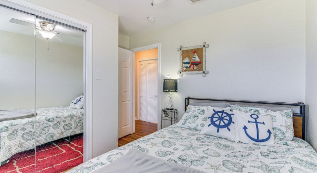 Steps to Surfside Beach: Ada-friendly Home, Book Feriehus Sommerhuse i Surfside Beach, Hytte
