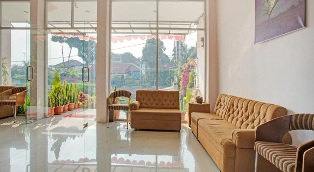 OYO 3876 The Aurora Inn Lembang