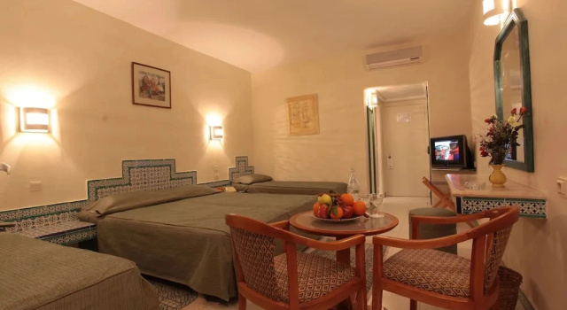 Трёхместный номер Standard с балконом Hotel Venice Beach- Families and Couples Only