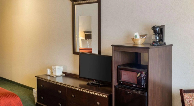 Четырёхместный номер Standard Quality Inn near Northtown Mall & National Sports Center