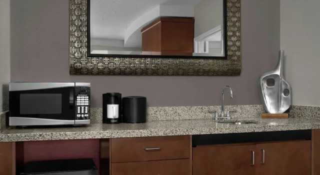 Двухместный люкс с балконом Courtyard Greensboro Airport