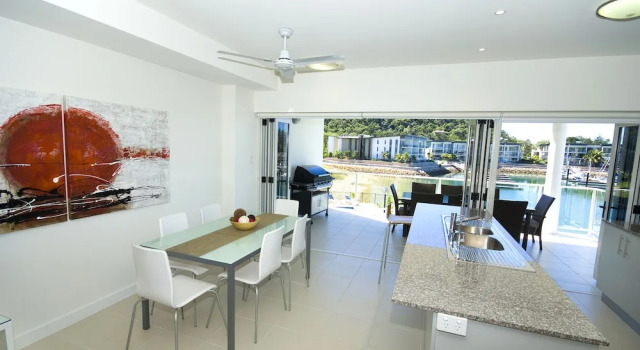 Семейные апартаменты с 2 комнатами с видом на океан Beachside Magnetic Harbour Apartments