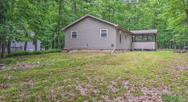 Pet-friendly Poconos Home w/ Grill: 1 Mile to Lake, Buchen Sie Hotel Albrightsville 