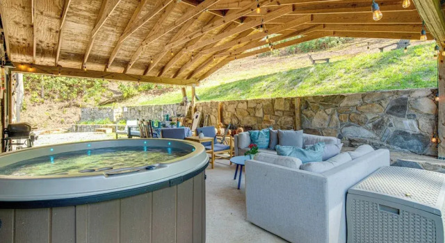 Коттедж Hot Tub, Fire Pit & Creek Access: Whittier Cabin!