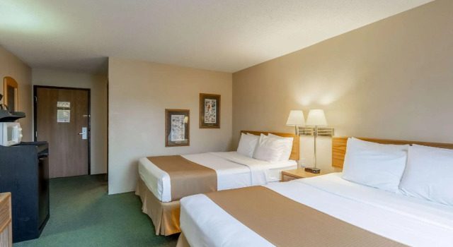Четырёхместный номер Standard Americas Best Value Inn Rhinelander