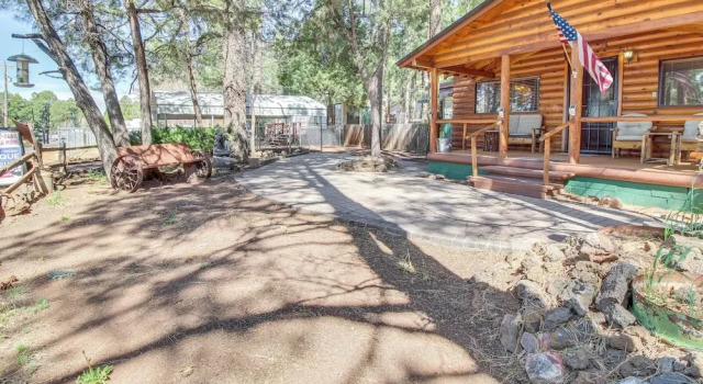 Коттедж с 2 комнатами Ski, Hike & Relax: Forest-view Haven in Lakeside!