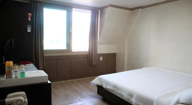 Napoli Hotel, Забронировать Отель Отели Согвипхо с парковкой, рядом с Реабилитационная клиника «Зоунс» в Чеджу, Парковка