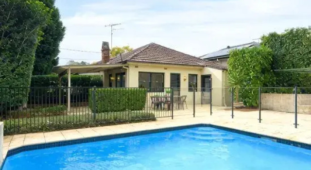 Luxury Family Retreat with Pool | Pymble Station, Buchen Sie Hotel Pymble Region Sydney