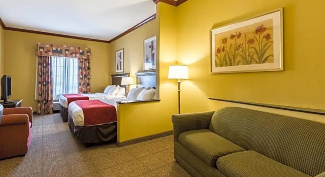 Четырёхместный номер Standard Comfort Suites Galveston Cruise Port Area - Beachside