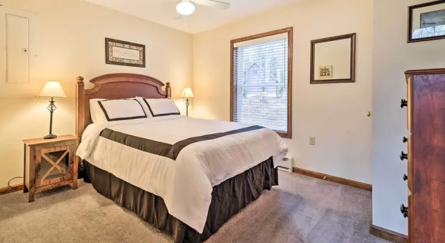 Коттедж с 4 комнатами с балконом Home in Arrowhead Lake Pocono PA - Lake Access, Hot Tub, Fire Pit, and Amenities Included