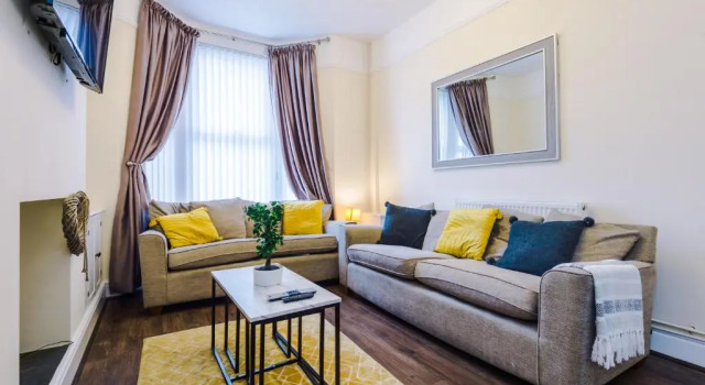 Finchley House lovely house in Anfield, 2 minutes walk from the stadium, parking and wifi