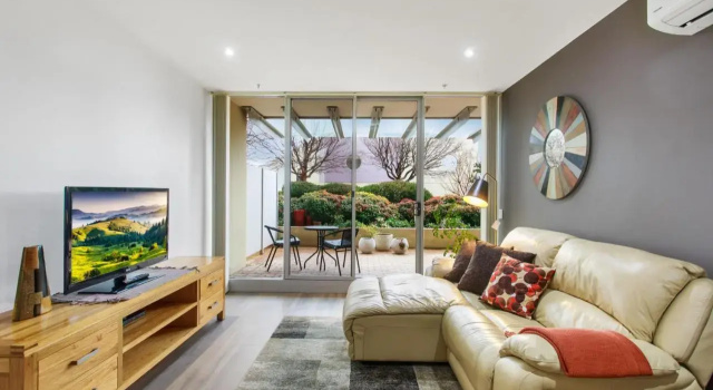 Spacious & High in the Skyplaza - 1bd 1bth Apt, 预订 酒店 Phillip 新南威尔士