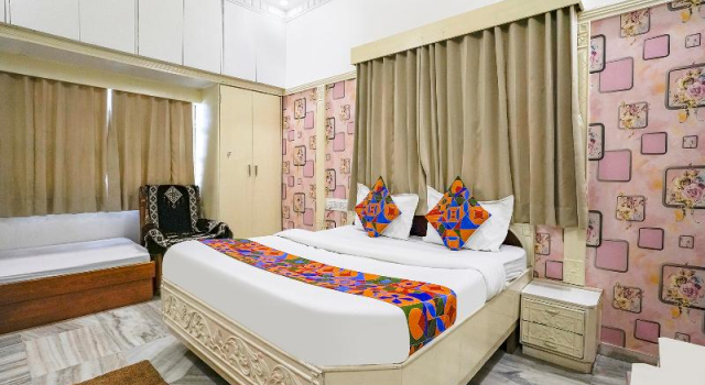 Трёхместный номер Deluxe FabHotel Rest & Peace